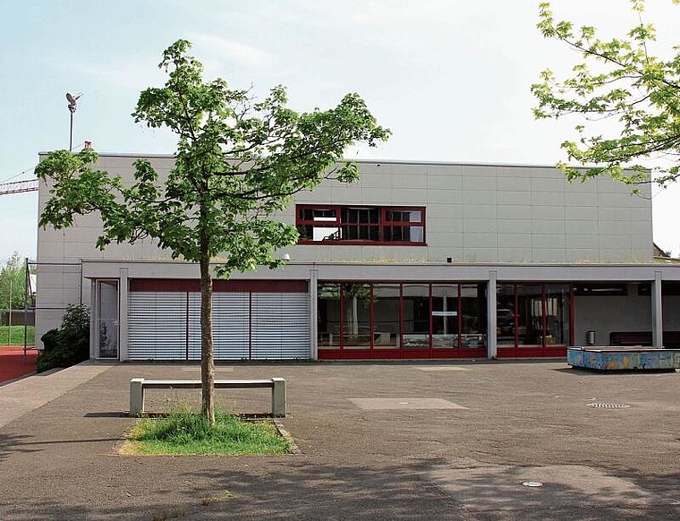 Muss einem Ersatzneubau weichen: Das alte Primarschulhaus. Foto: Alfred Gassmann