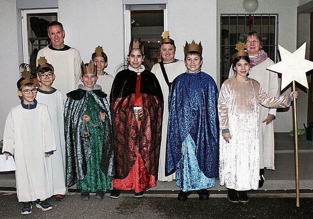 Gern gesehen: Die Seoner Sternsingergruppe mit den Begleitern Marcel Kern (links) und Lydia Furrer (rechts). Foto: Cornelia Suter