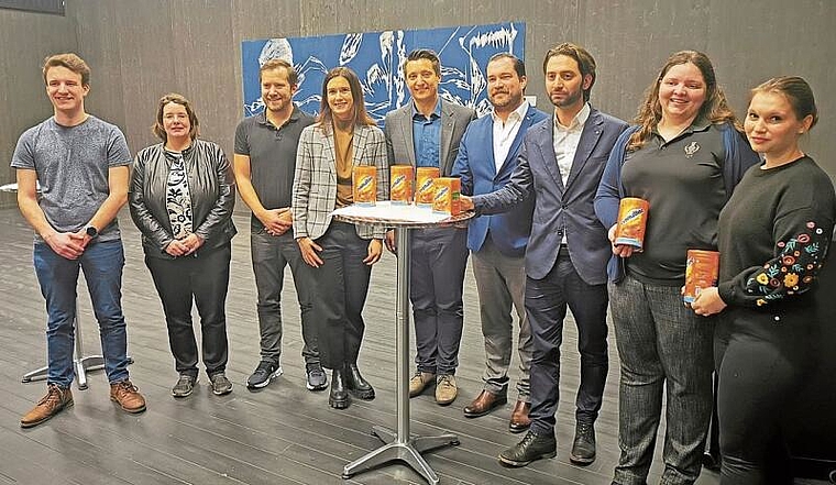 Freisinnige Nationalratskandidaten des Bezirks Lenzburg zu Handen des Kantonalparteitags: Juri Wildi, Jeanine Glarner, Patrick Stocker, Nationalrätin Maja Riniker, Andreas Schmid, Philippe Minnig, Kaspar Schoch, Christine Iten und Anna Staub. Foto: 