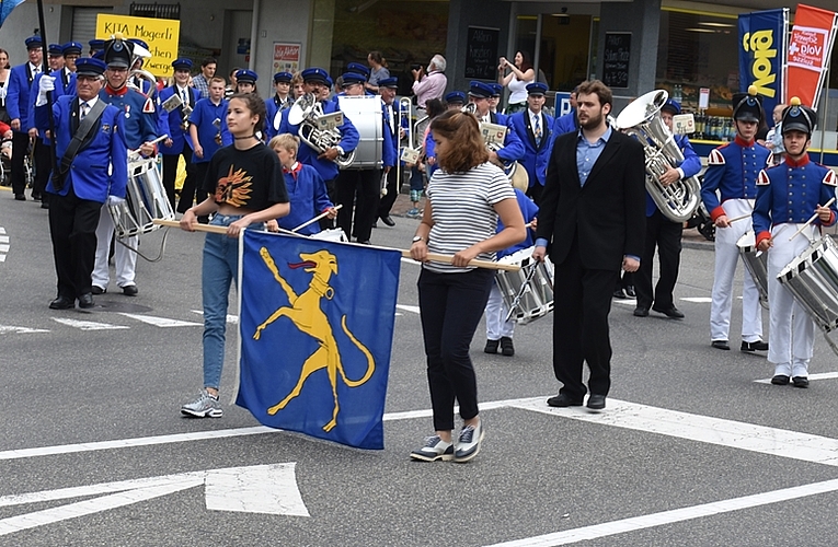 Liefen vorneweg: Die Gemeindebannerträgerinnen präsentieren das Wappen der Gemeinde Hunzenschwil.
