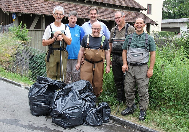 Unrat aus Gewässer gefischt: Mitglieder des Rupperswiler Fischerclubs Steinerkanal nach der Putzete.