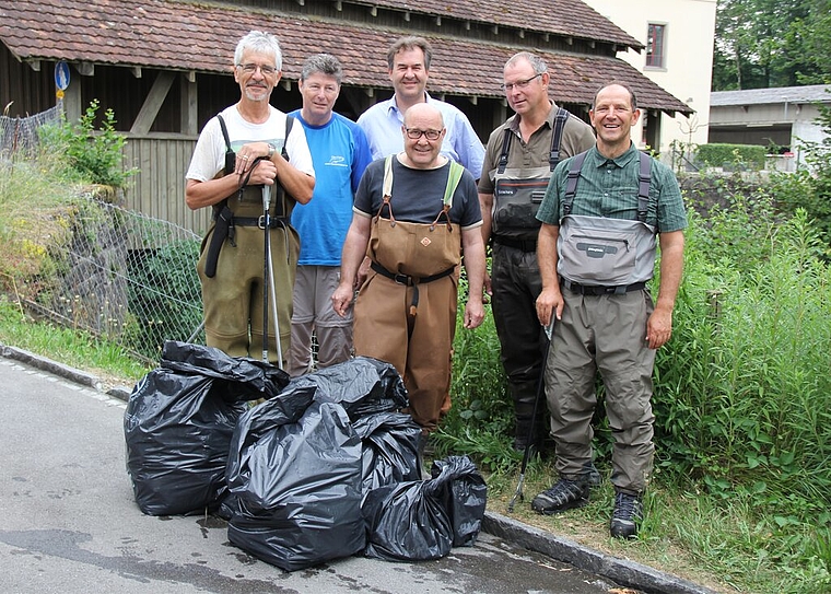 Unrat aus Gewässer gefischt: Mitglieder des Rupperswiler Fischerclubs Steinerkanal nach der Putzete.