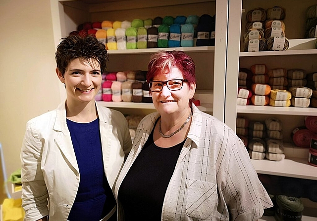 <em>Eröffnen am Samstag in der Lenzburger Altstadt den Laden «Kreativ Biene»:</em> Dominique Basler und Gabriele Riechsteiner. Foto: Fritz Thut