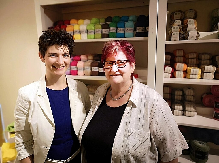<em>Eröffnen am Samstag in der Lenzburger Altstadt den Laden «Kreativ Biene»:</em> Dominique Basler und Gabriele Riechsteiner. Foto: Fritz Thut