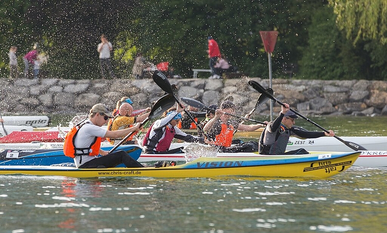 <em>Spannender Wettkampf mit Surfskis und Kajaks:</em> Am Abendrennen kämpfen gegen 20 Teilnehmer um einen Podestplatz. Foto: zvg