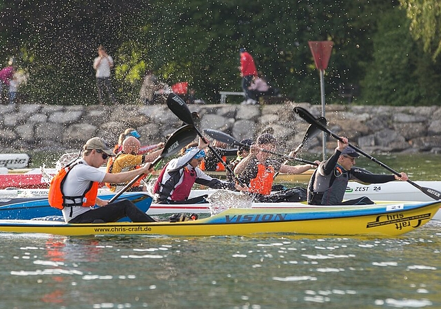 <em>Spannender Wettkampf mit Surfskis und Kajaks:</em> Am Abendrennen kämpfen gegen 20 Teilnehmer um einen Podestplatz. Foto: zvg