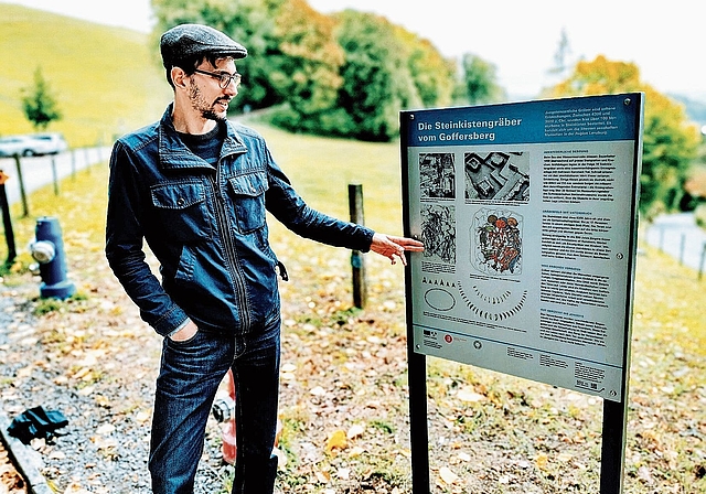 Wird am Sonntag eingeweiht: Infotafel zu den Steinkistengräbern vom Goffersberg, hier mit Archäologe Jonas Nyffeler.