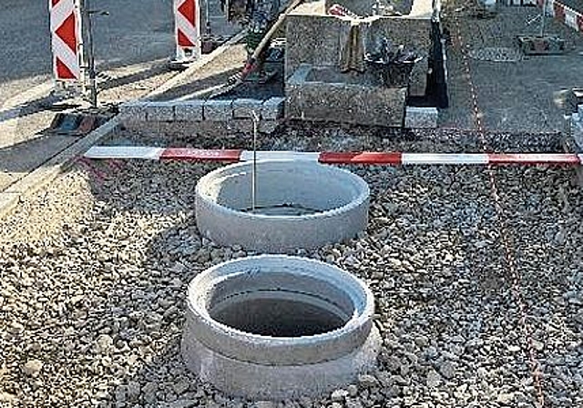 Einbau von Weichen- und Sickerschacht.Foto: zvg