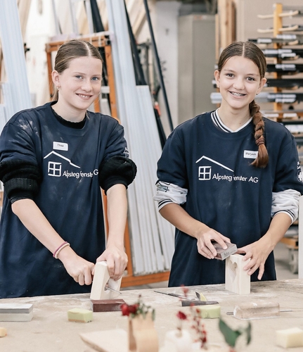Die Jugendlichen bearbeiten ihr eigenes Werkstück aus Holz.Foto: Romi Schmid Die Jugendlichen bearbeiten ihr eigenes Werkstück aus Holz.Foto: Romi Schmid
