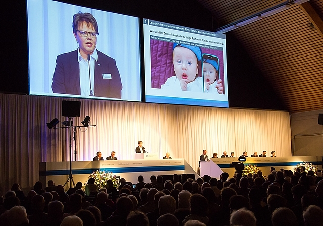 Mit dem Smartphone ist Banking ein Kinderspiel? Hypi-CEO Marianne Wildi während ihrer Ausführungen an der Generalversammlung.Fotos: Fabio Baranzini
