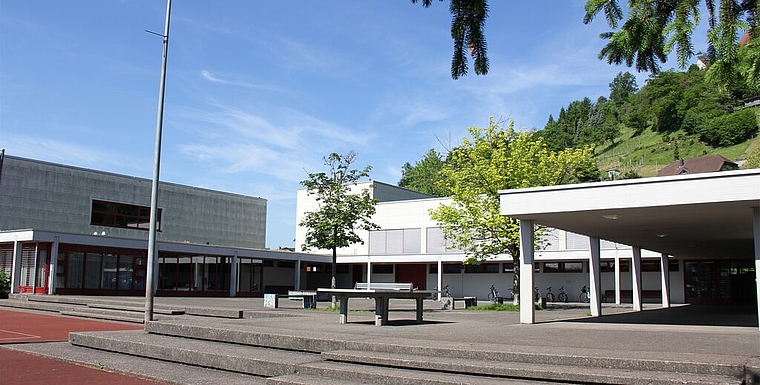 Schulanlage Staufen: Zur Turnhalle (Mitte) sollte eine zusätzliche hinzukommen. Foto: Alfred Gassmann