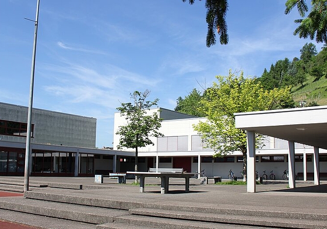 Schulanlage Staufen: Zur Turnhalle (Mitte) sollte eine zusätzliche hinzukommen. Foto: Alfred Gassmann