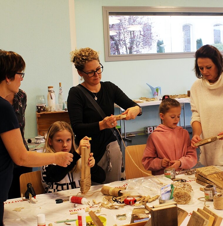 <em>Unterstützung von den Grossen: </em>Adventsbasteln in Sarmenstorf. Foto: Alexander Studer