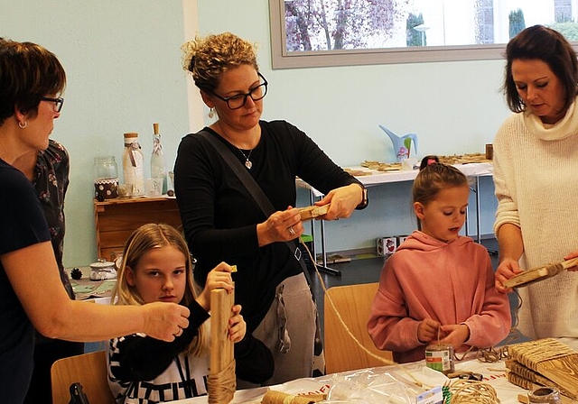 <em>Unterstützung von den Grossen: </em>Adventsbasteln in Sarmenstorf. Foto: Alexander Studer