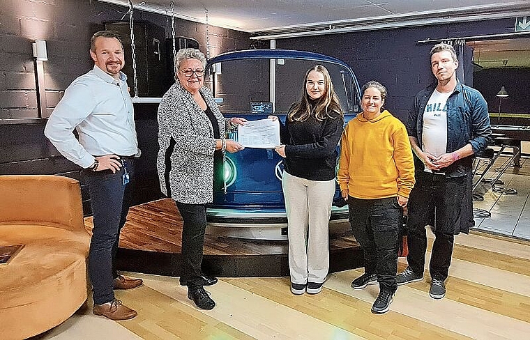 Symbolische Übergabe der Unterschriften an die Präsidentin der Jugendarbeitskommission: Markus Westermeier, Mirjam Tinner, Nora Franco, Tamara Häusermann und Stefan Waldmann. Foto: Carolin Frei