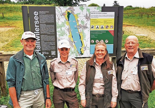 Informationen und Anleitungen zum richtigen Verhalten: Die Hallwilersee-Ranger Wilke Scheitlin, Helene Amsler, Daniela Schumacher und Peter Wyss vor der neuen Hallwilersee-Informationstafel beim Strandbad Seerose in Meisterschwanden. Foto: Fritz Thut