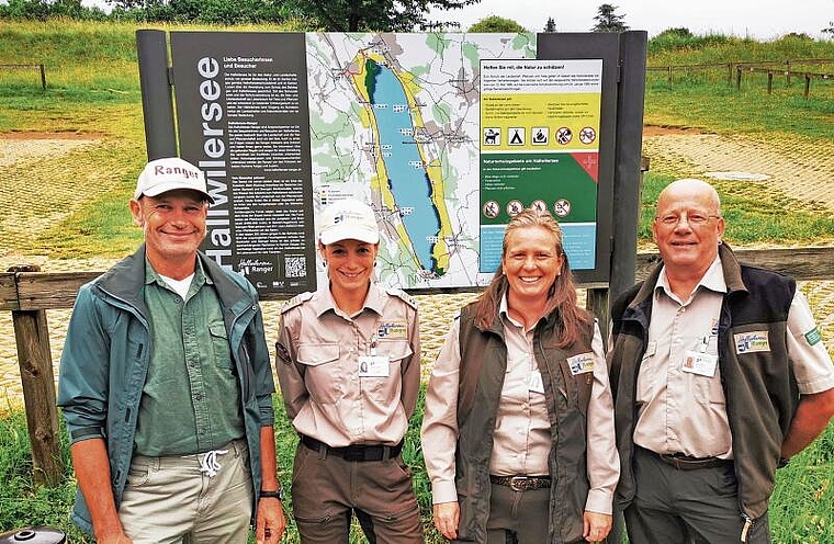 Informationen und Anleitungen zum richtigen Verhalten: Die Hallwilersee-Ranger Wilke Scheitlin, Helene Amsler, Daniela Schumacher und Peter Wyss vor der neuen Hallwilersee-Informationstafel beim Strandbad Seerose in Meisterschwanden. Foto: Fritz Thut