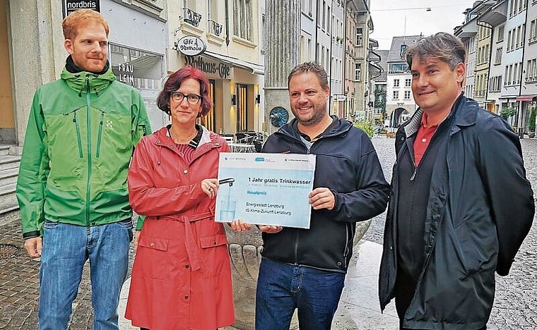 Ein Jahr Gratis-Trinkwasser: Christian Minder (Präsident Energiekommission), Stadträtin Beatrice Taubert, Preisträger Marcel Ryffel und Thomas Schär (Co-Präsident IG Klima). Foto: Fritz Thut