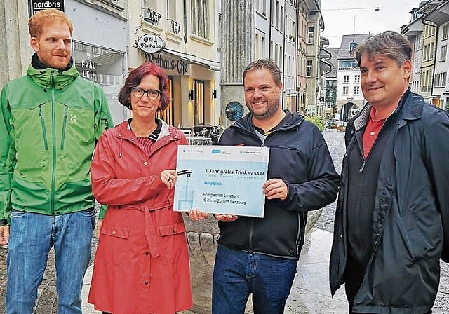 Ein Jahr Gratis-Trinkwasser: Christian Minder (Präsident Energiekommission), Stadträtin Beatrice Taubert, Preisträger Marcel Ryffel und Thomas Schär (Co-Präsident IG Klima). Foto: Fritz Thut