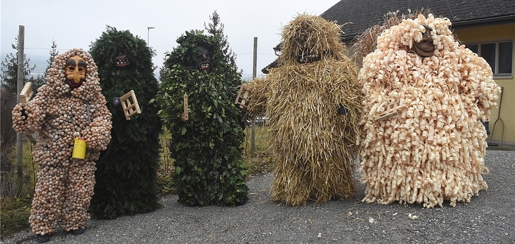 Bärzeli-Hauptfiguren: (v.l.) Schnäggehüüslig, Tannreesig, Stächpaumig, Straumaa und Hobuspöönig. Sie bringen mit ihren stachligen Umarmungen Neujahrsgrüsse, was Glück bringen soll.