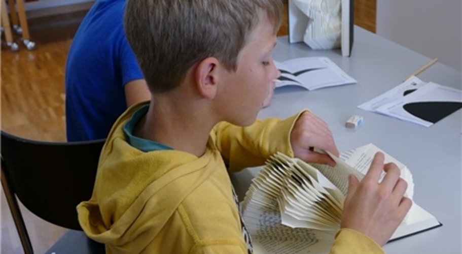 Was man mit Büchern alles machen kann, erfuhren Schülerinnen und Schüler aus Möriken-Wildegg an einer Projektwoche. Fotos: Sarah Fehr Was man mit Büchern alles machen kann, erfuhren Schülerinnen und Schüler aus Möriken-Wildegg an einer Projektwoche. Fotos: Sarah Fehr