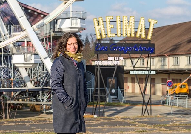Wehmut: Stapferhaus-Leiterin Sibylle Lichtensteiger vor dem «Heimat»-Eingang und dem Riesenrad. Foto: Sandra Ardizzone
