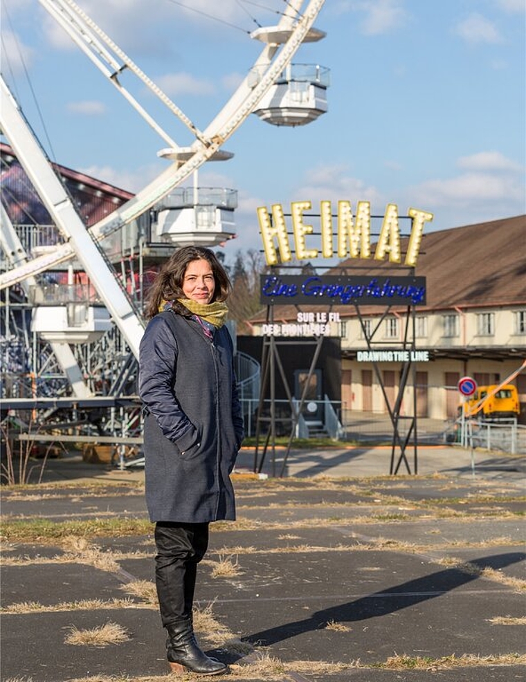 Wehmut: Stapferhaus-Leiterin Sibylle Lichtensteiger vor dem «Heimat»-Eingang und dem Riesenrad. Foto: Sandra Ardizzone