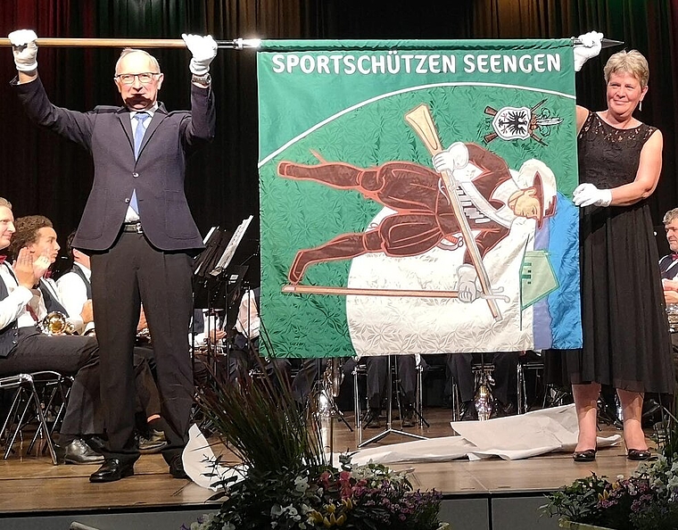 <em>Präsentation nach der Enthüllung im Rahmen der 444-Jahr-Feier:</em> Die neue Fahne der Sportschützen Seengen mit Fahnengötti Hansjürg Hauri und Fahnengotte Yvonne Heggli. Foto: Fritz Thut