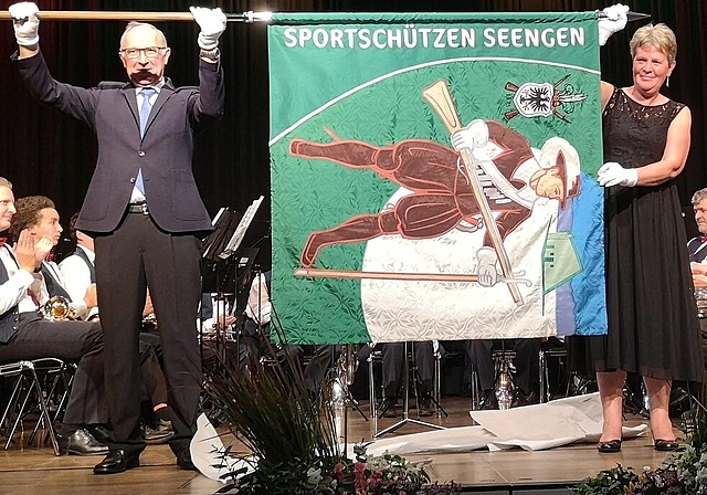 <em>Präsentation nach der Enthüllung im Rahmen der 444-Jahr-Feier:</em> Die neue Fahne der Sportschützen Seengen mit Fahnengötti Hansjürg Hauri und Fahnengotte Yvonne Heggli. Foto: Fritz Thut
