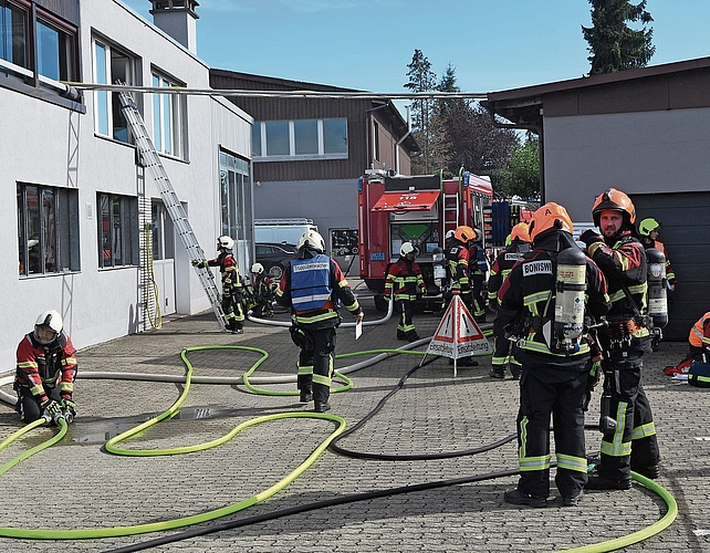 Einstieg in eine Werkstatt mit Leiter.