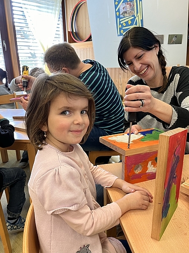 Selbst verziert: Kindergärtlerin beim Zusammenschrauben der Nistkästen. Foto: zvg