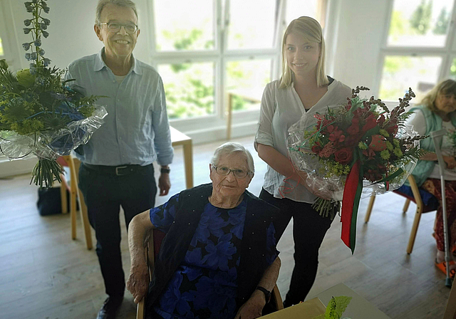 Blumen in den Farben des Kantons und der Gemeinde: Gertrud Holliger nimmt an ihrem 100. Geburtstag die Gratulationen vom Boniswiler Gemeindeschreiber Ruedi Holliger und dessen Stellvertreterin Michèle Schlatter entgegen. Foto: Fritz Thut