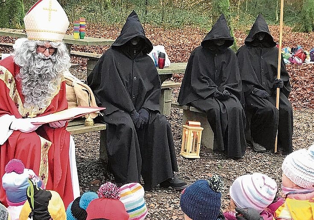 Ein Bild aus vergangenen Jahren: Eine bunte Kinderschar, die dem Samichlaus gebannt zuhört, was er alles notiert hat. Foto: Archiv/zvg
