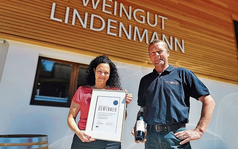 Stolz auf die Auszeichnung: Christina und Thomas Lindenmann mit Gewinnerurkunde und einer Flasche Aargauer Staatswein. Foto: Fritz Thut
