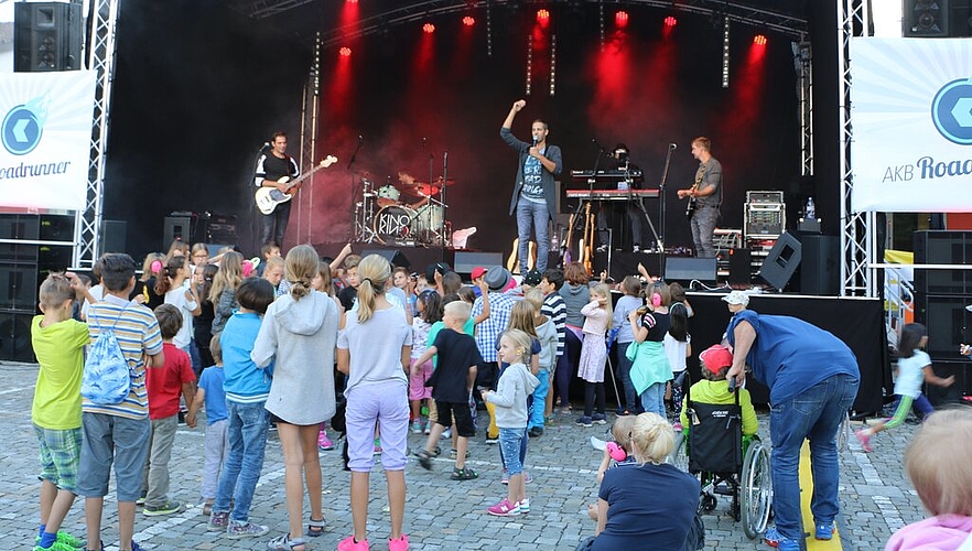 Die Band «Kino Kino» heizte der jungen Generation mit Schweizer Mundartpop ein.
