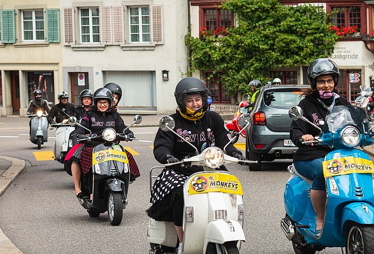 <em>Ungewöhnlicher Name, ungewöhnliche Startzeit und ungewöhnliche Bekleidung:</em> Die Monkey-Frauen als Pin-up-Girls unterwegs in der Aavorstadt. Fotos: Markus Widmer