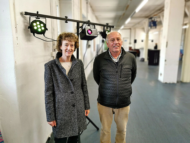 Verantwortlich für die Organisation der Weihnachtsausstellung: Sylvia Voegeli und Werner Christen von der Kulturkommission Lenzburg in der Alten Bleiche. Foto: Fritz Thut