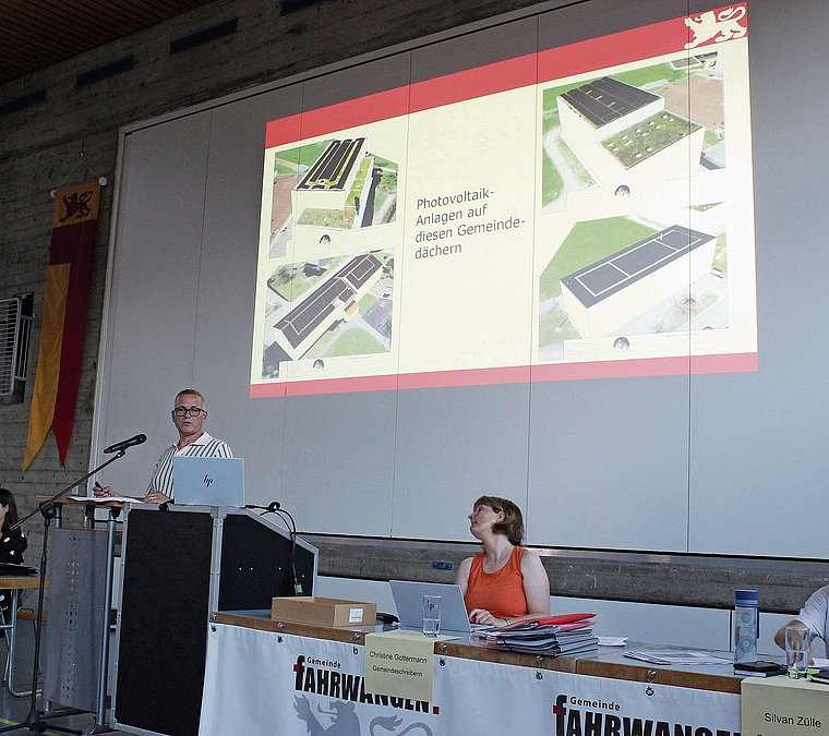 Auf diesen Gemeindedächern soll künftig Strom produziert werden.Foto: Debora Hugentobler