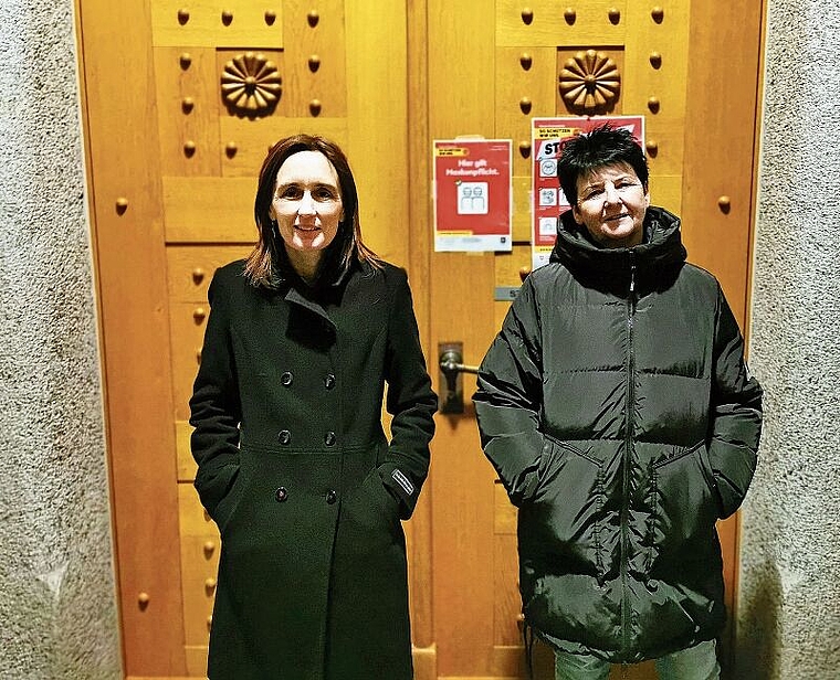 Neu im Dienst von Birrwil: Gemeindeschreiberin Irene Blum und Gemeinderätin Daniela Sandmeier vor dem Gemeindehauszugang. Foto: Fritz Thut