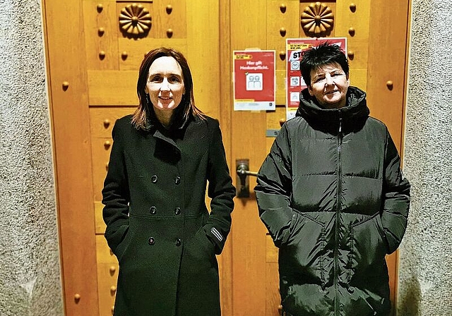 Neu im Dienst von Birrwil: Gemeindeschreiberin Irene Blum und Gemeinderätin Daniela Sandmeier vor dem Gemeindehauszugang. Foto: Fritz Thut