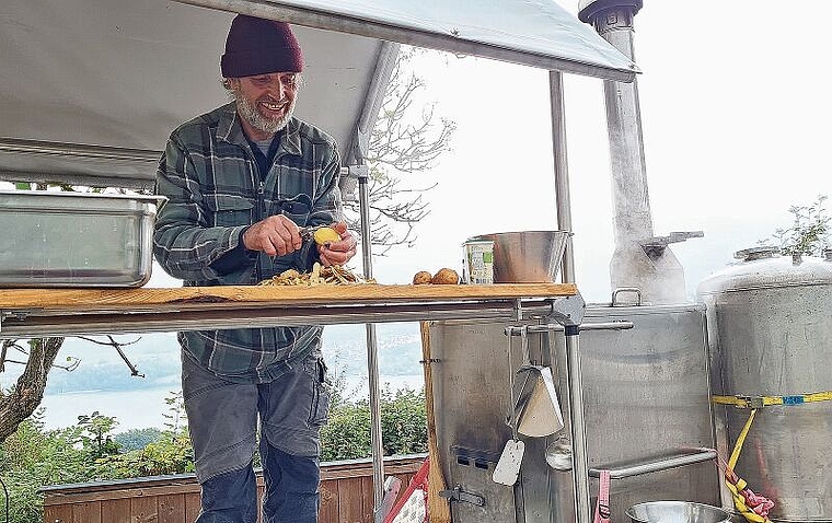 Für die Gulaschsuppe kommt nur Regionales in den Topf: Heiner Dietiker am Vorbereiten der rund 60 Portionen. Foto: Carolin Frei