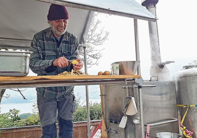 Für die Gulaschsuppe kommt nur Regionales in den Topf: Heiner Dietiker am Vorbereiten der rund 60 Portionen. Foto: Carolin Frei