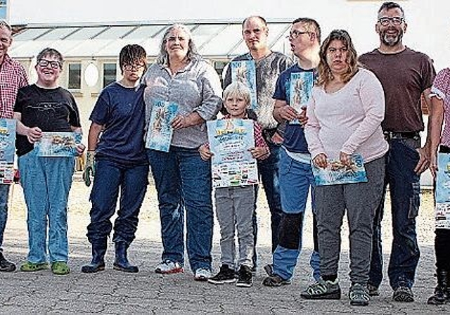 Geld vom Boniswiler Oktoberfest an den Verein Katzenhübel in Dürrenäsch: Checkübergabe mit Stefan Schmid, Dominik Peter, Anna Schneider, Cynthia Cavazzutti, Ron Schmid, Michael Bucher, Luca Stadelmann, Sheila Steger, Andi Sidler und Silvia Schmid