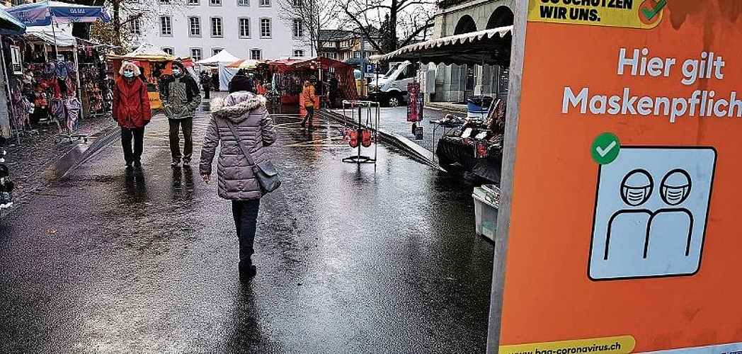 Einschränkung: Für den Chlausmärt 2021, hier die Poststrasse, galt Maskenpflicht. Foto: Fritz Thut