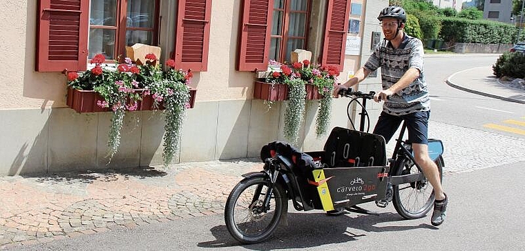 Zurück nach einer Tour: Christian Minder vor dem Restaurant Ochsen, Lenzburg. Foto: Alfred Gassmann