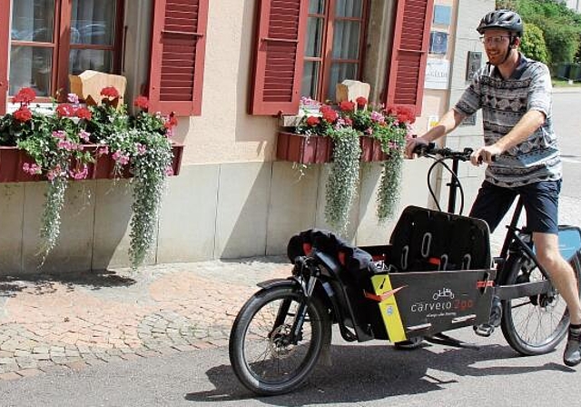 Zurück nach einer Tour: Christian Minder vor dem Restaurant Ochsen, Lenzburg. Foto: Alfred Gassmann