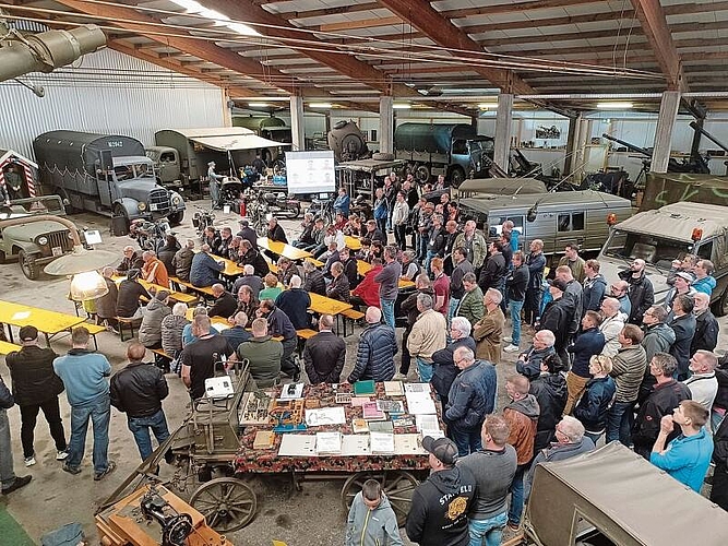 Blick ins Militärmuseum: Die Teilnehmer versammelten sich in der Eingangshalle.Foto: zvg