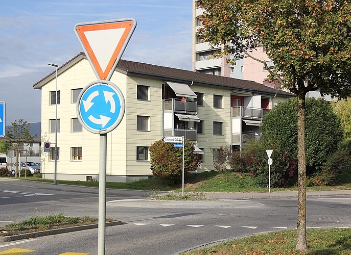 <em>Eine kleine Rabatte mit eingepflanztem Wegweiser:</em> Kreisel Ringstrasse Nord/Hardstrasse.