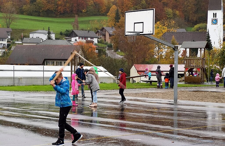 <em>Training in der Schule:</em> Ammerswiler Schüler können auf dem Pausenplatz unter Anleitung Chlausklöpfen.Foto: Fritz Thut