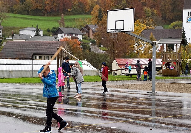 <em>Training in der Schule:</em> Ammerswiler Schüler können auf dem Pausenplatz unter Anleitung Chlausklöpfen.Foto: Fritz Thut